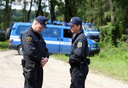 https://storage.bljesak.info/article/343957/450x310/slovenija policija.jpg
